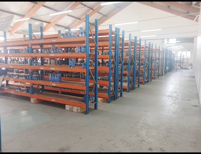 1,100M² WAREHOUSE TO LET IN NORTH END